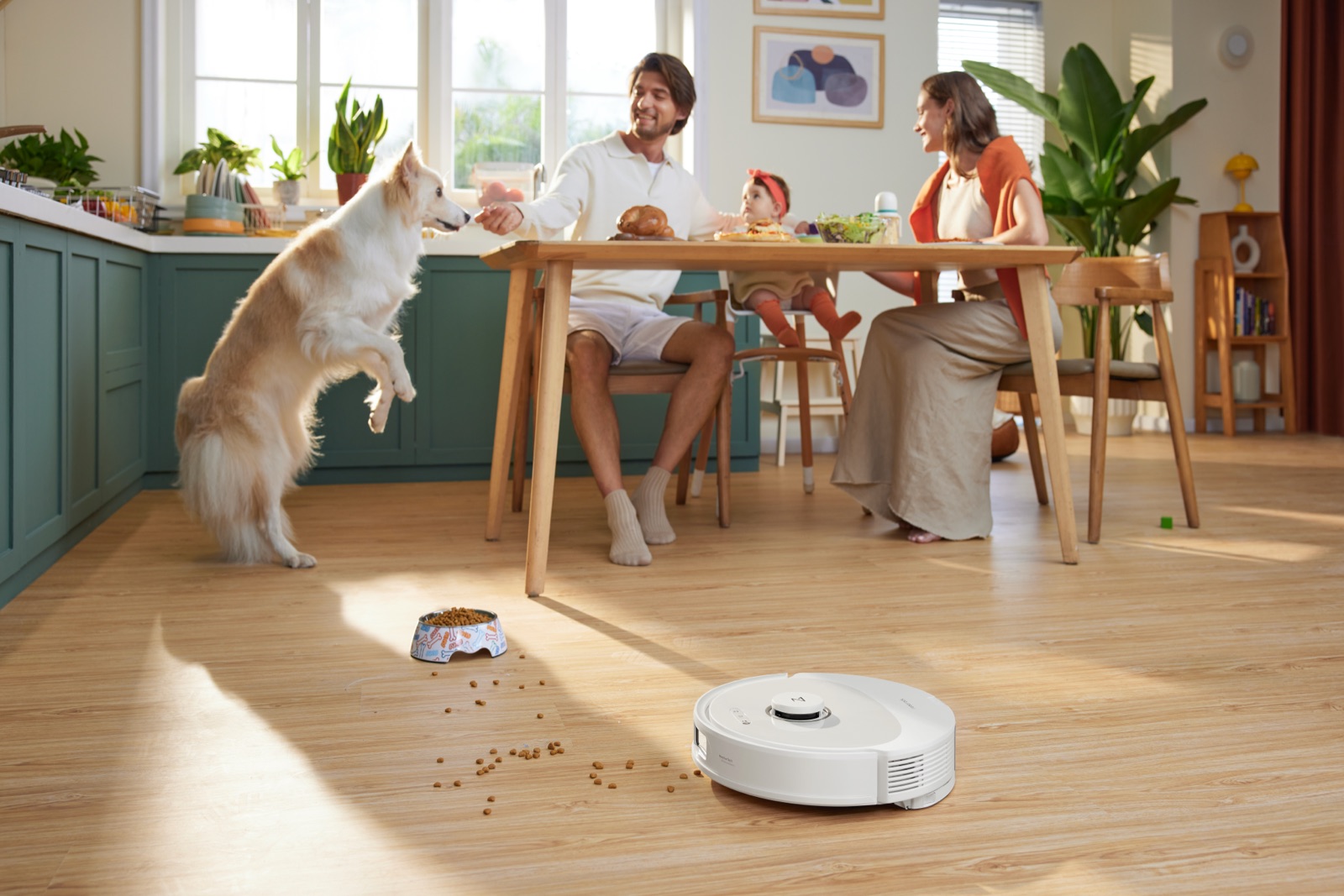 Roborock Q8 Max ved matbordet med familie og hund i et lyst rom