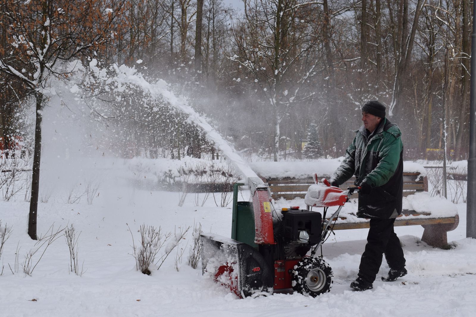 Batteridrevet snøfreser rydder snø en klar vinterdag